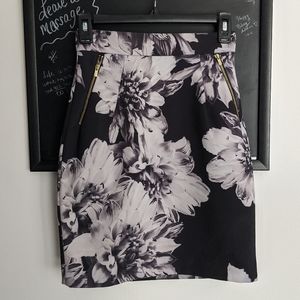 Gorgeous floral pencil skirt🌼